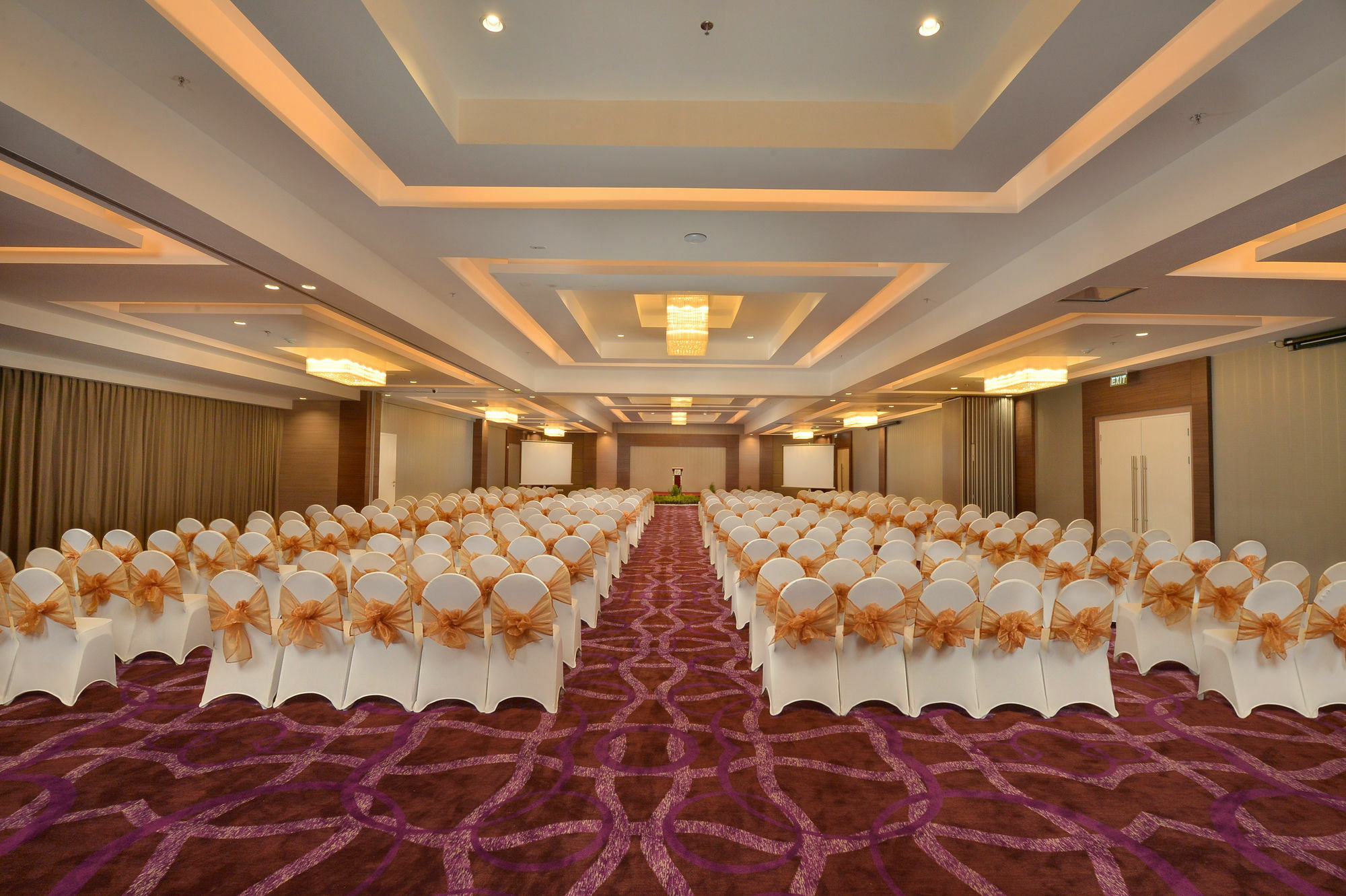 Platinum Adisucipto Hotel&Conference Center Yogyakarta Exterior foto